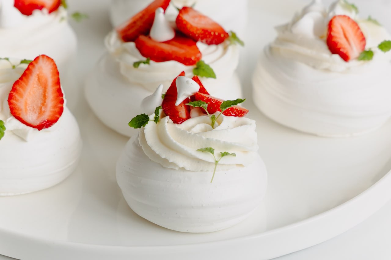 Pavlova cu cremă de lime și căpșuni