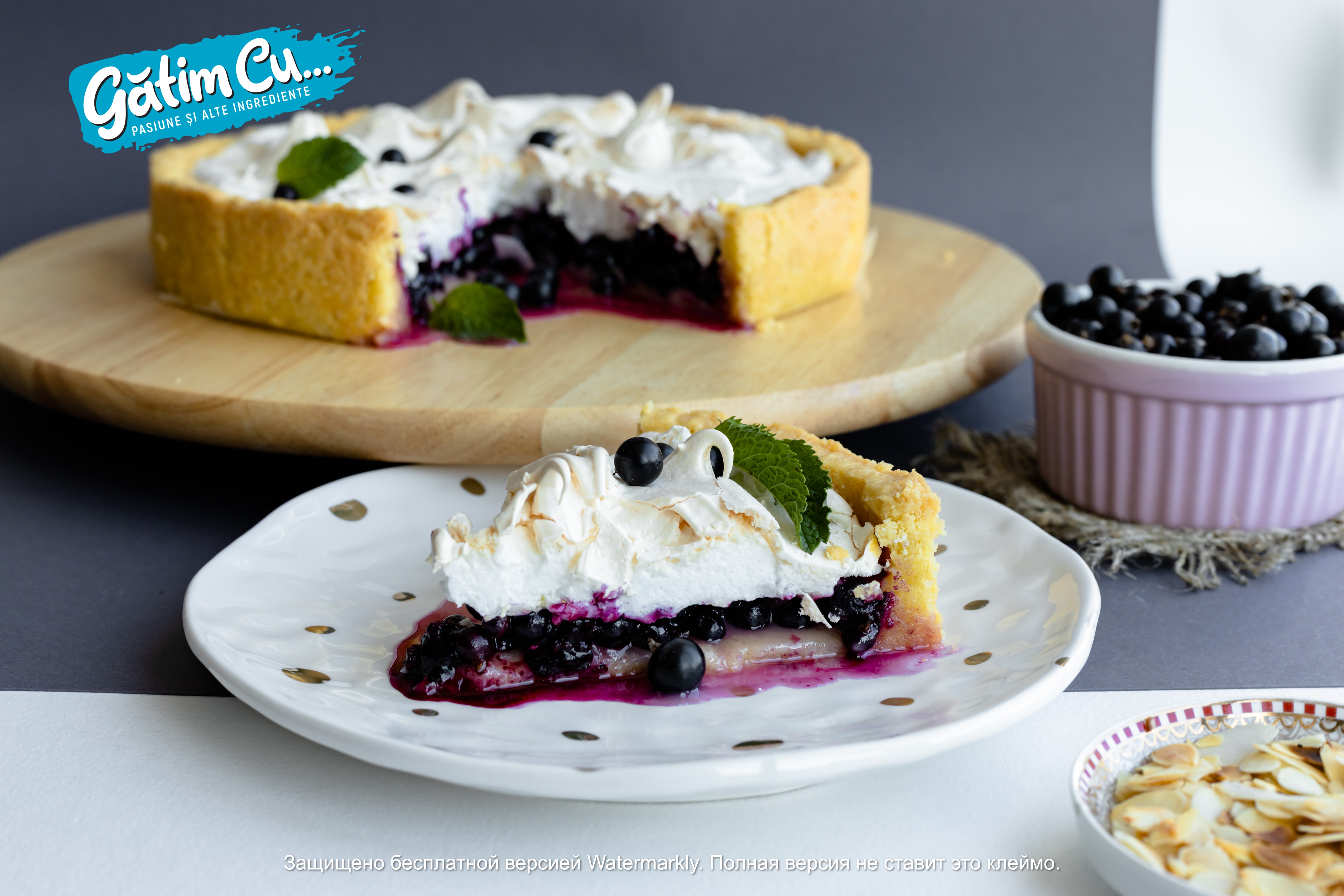 Tart with black currant and meringue