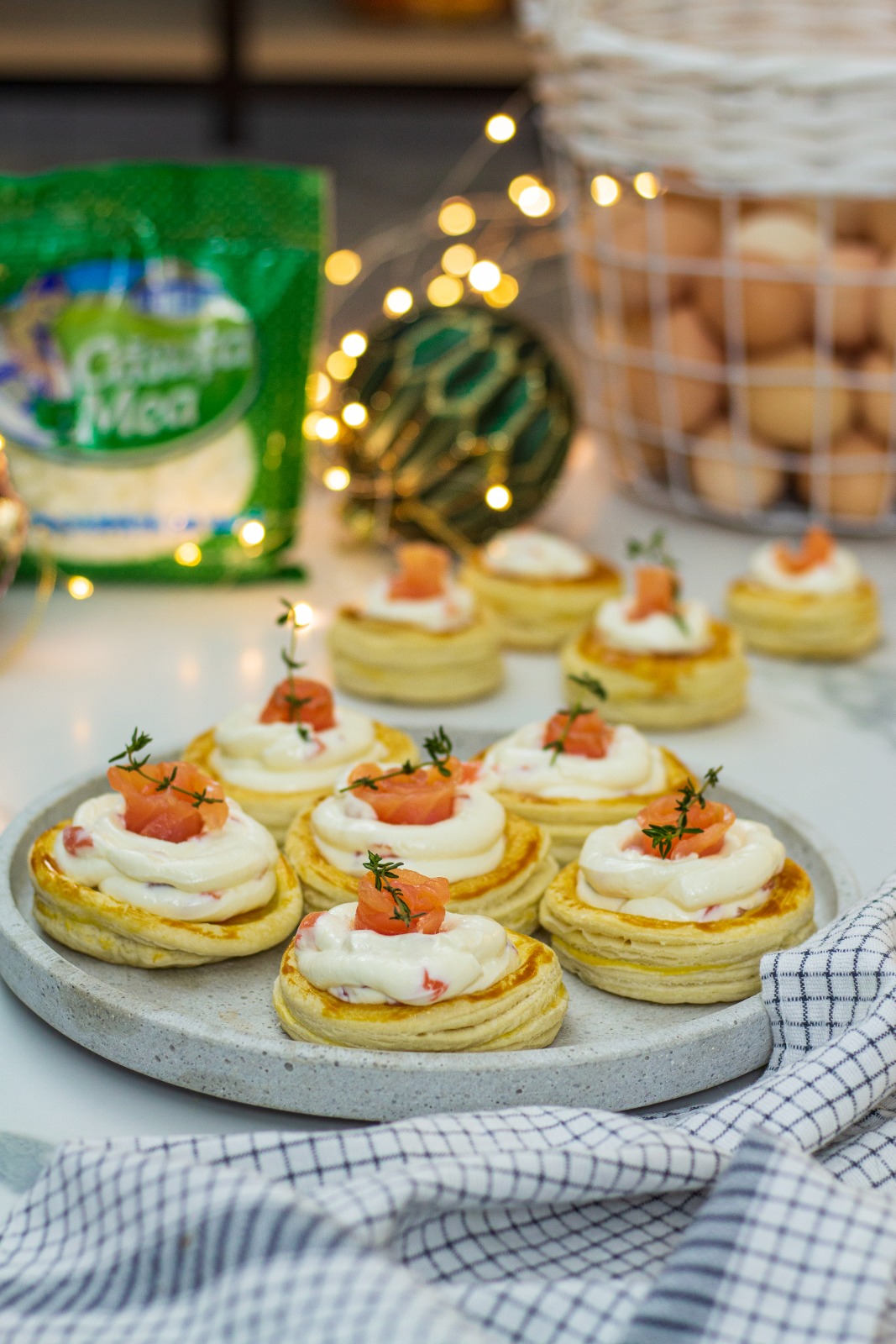 Корзиночки с сыром и копченым лососем