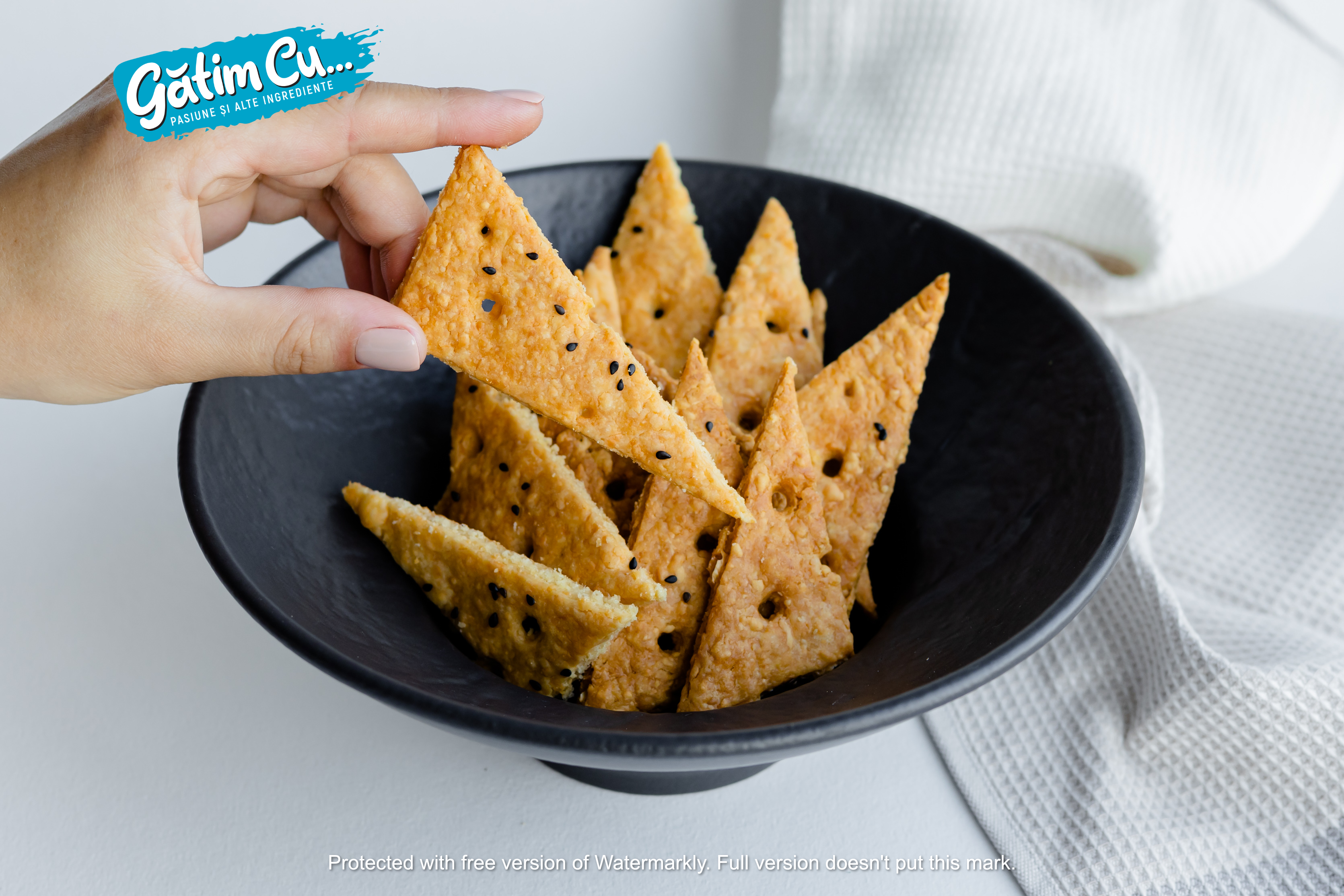 Пикантные крекеры с сыром