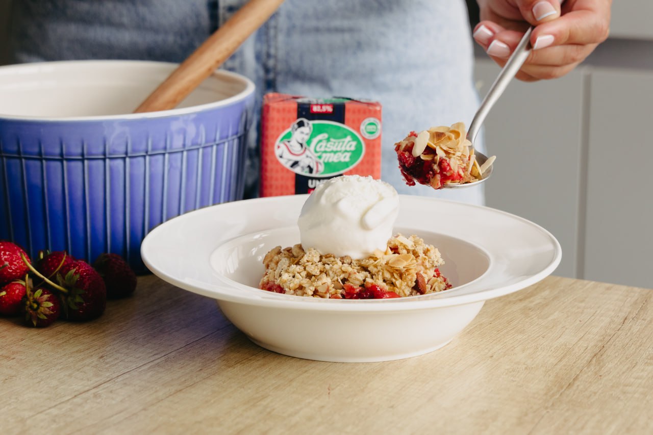 Strawberries in crispy crumble