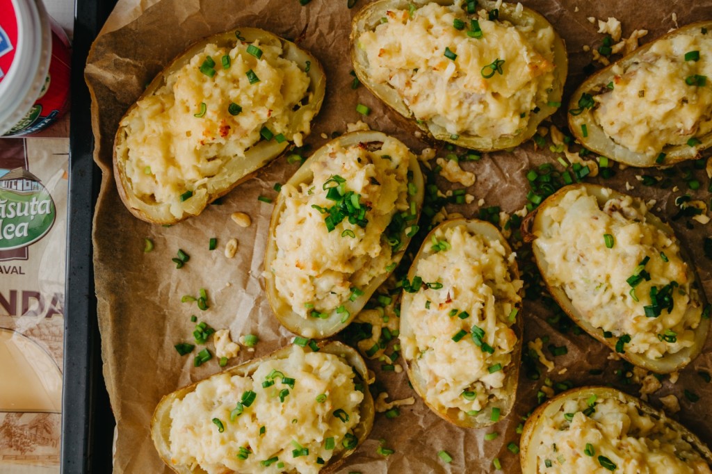 Запеченный картофель с копченой скумбрией и сыром