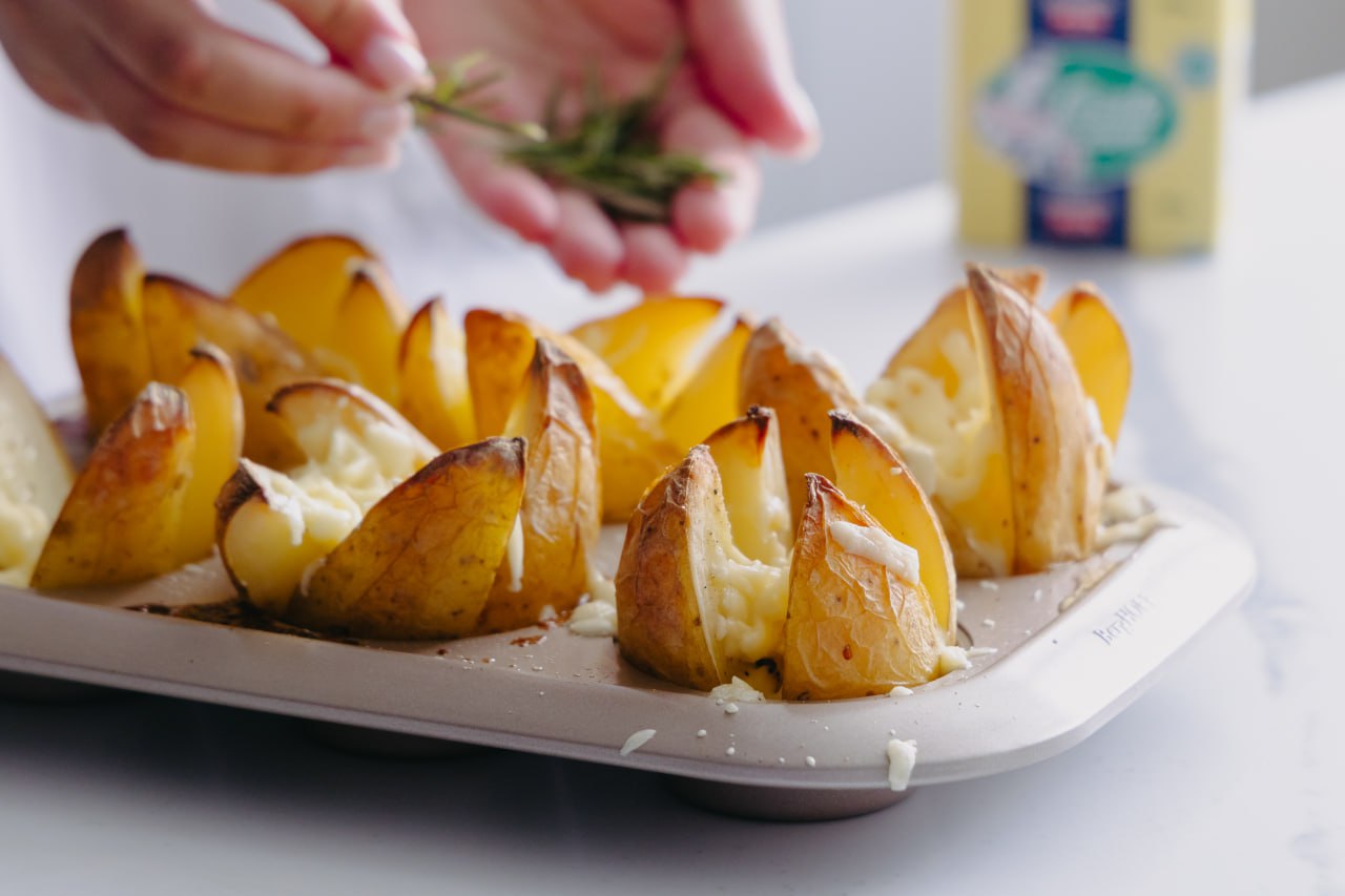 Potatoes with mozarella and garlic