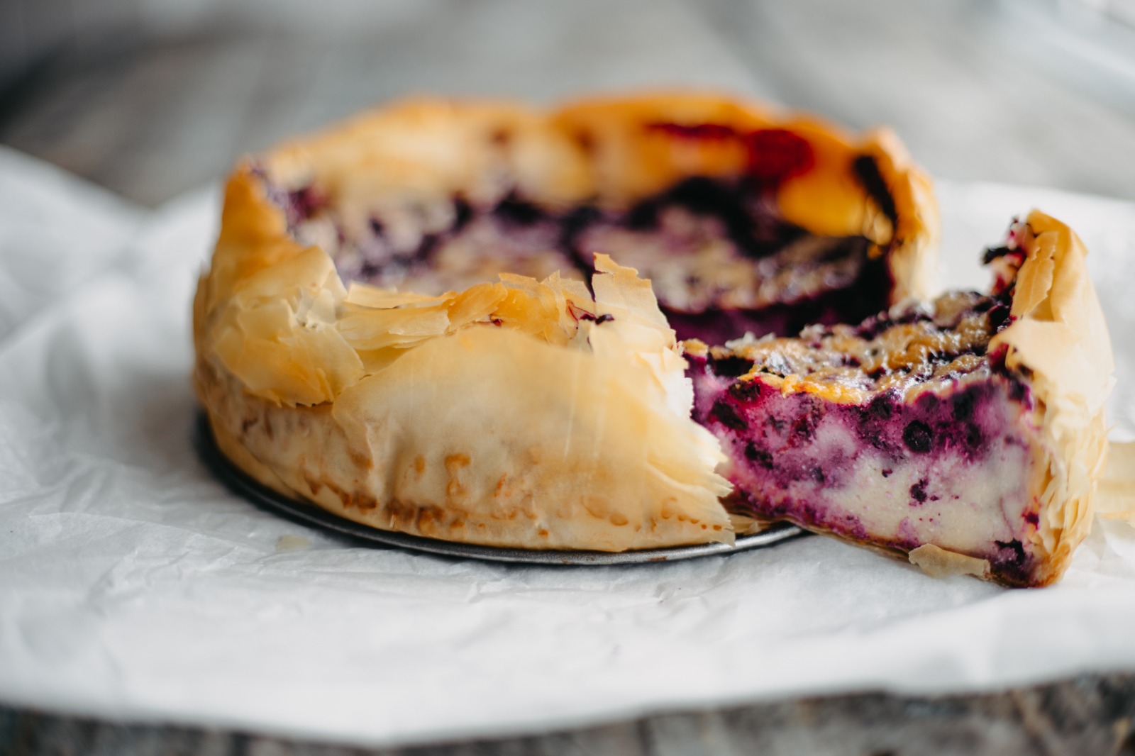 Чизкейк с листами фило и черникой