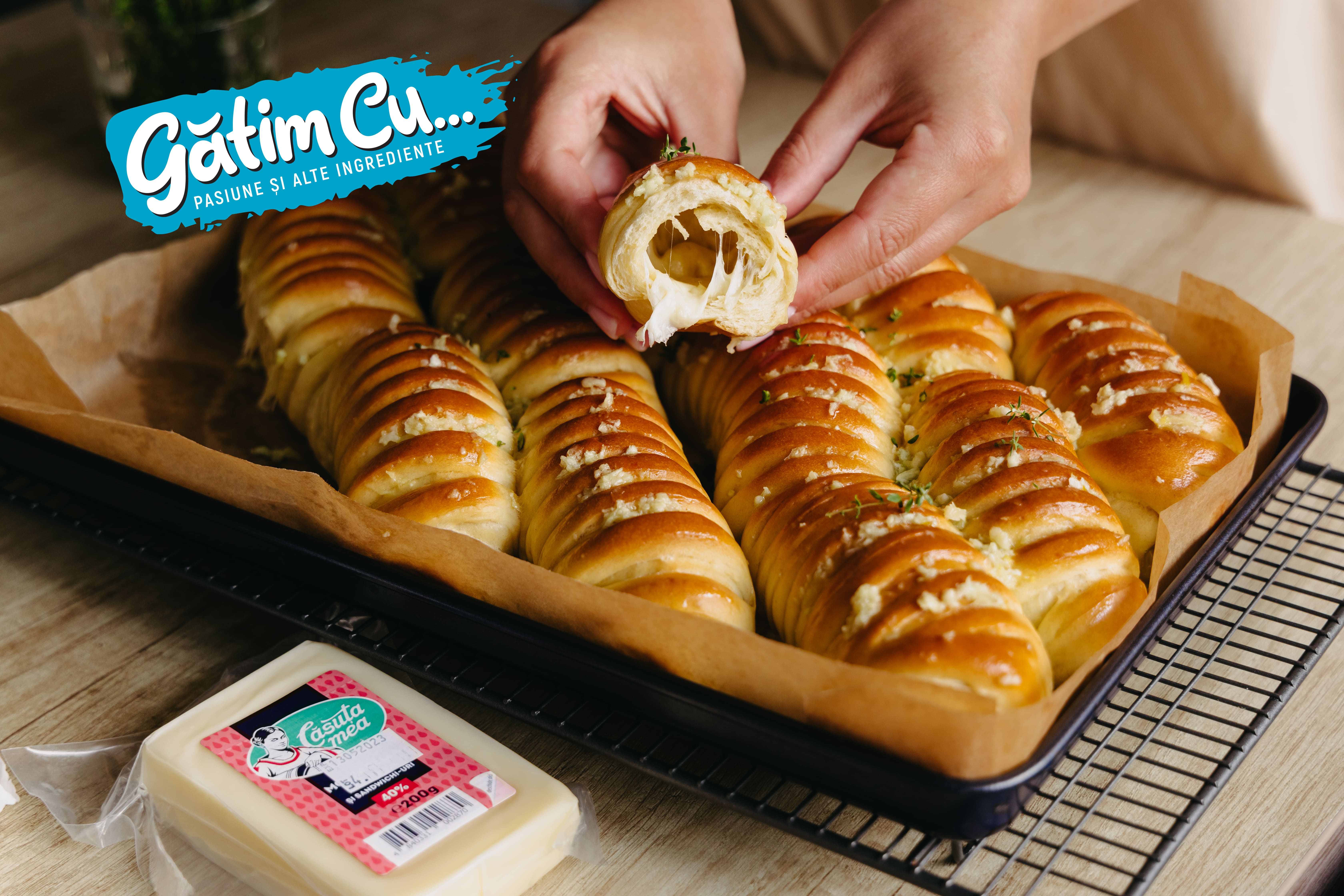 Chifle umplute with mozzarella