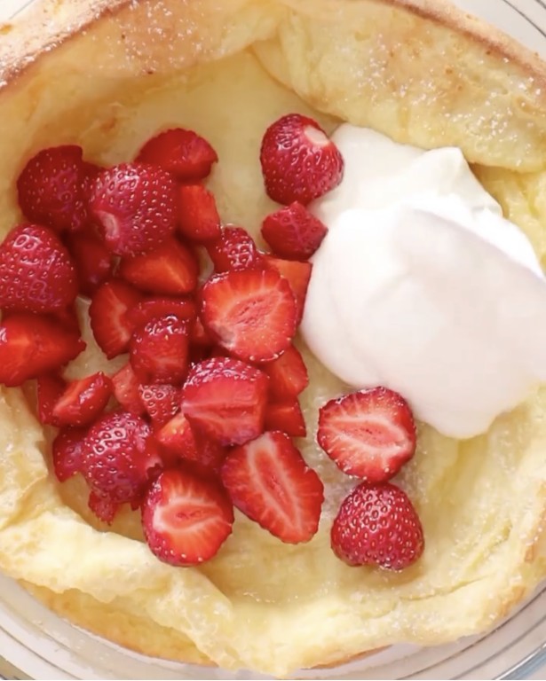 Голландский блинчик с клубникой и сметаной