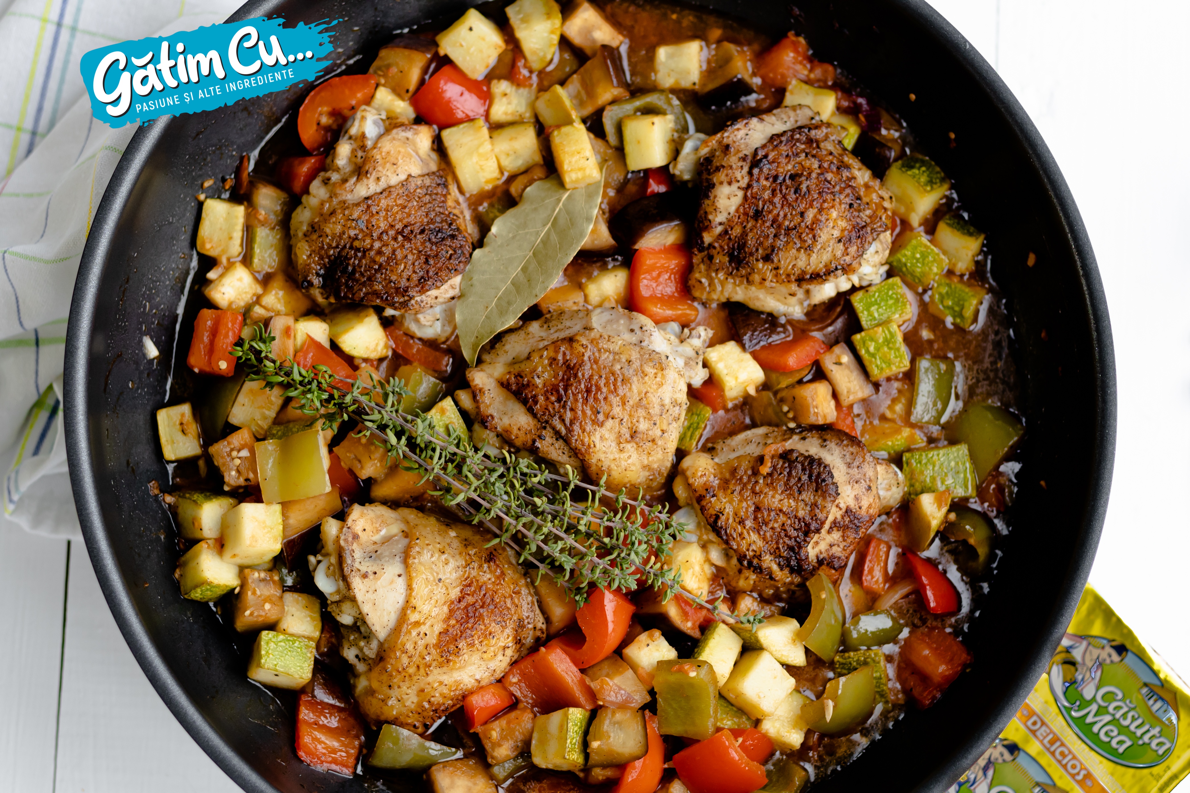 Șolduri de pui cu legume înăbușite