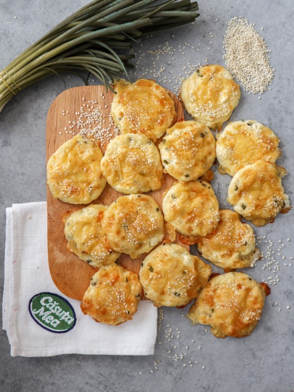 Пикантная выпечка с сыром, много сыра и зелени