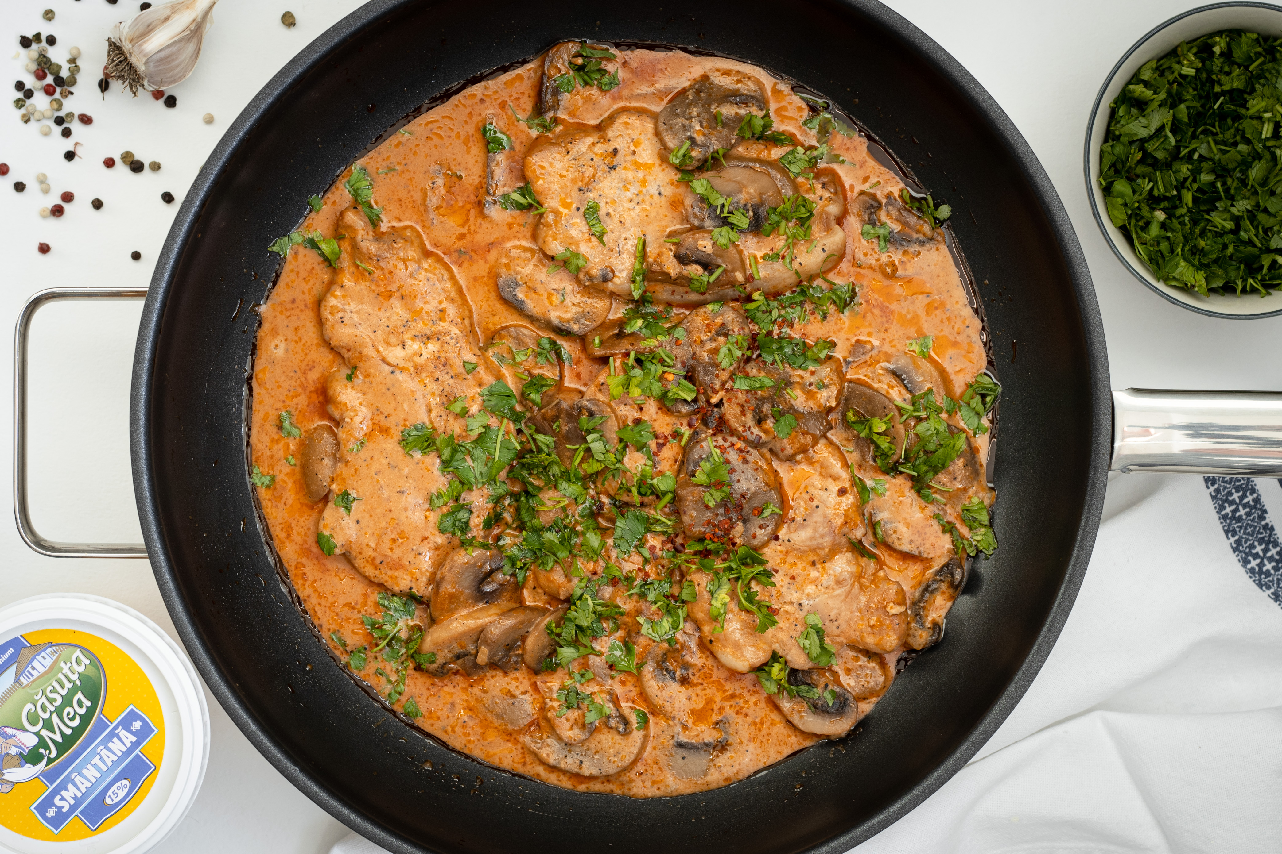 Свиная отбивная в вкусном соусе со сливками