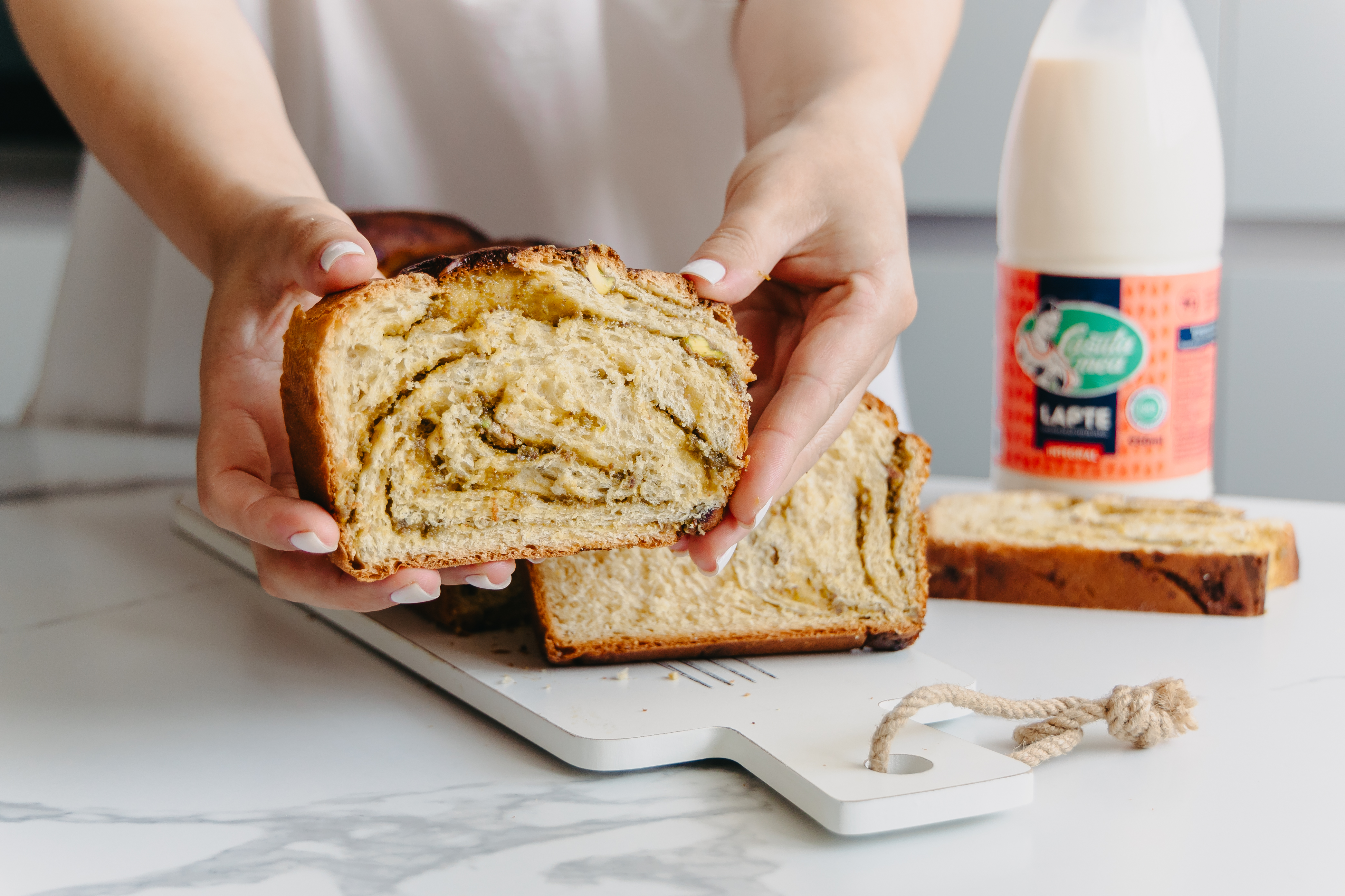 Cozonaci delicioși cu umplutură de fistic cu lapte condensat