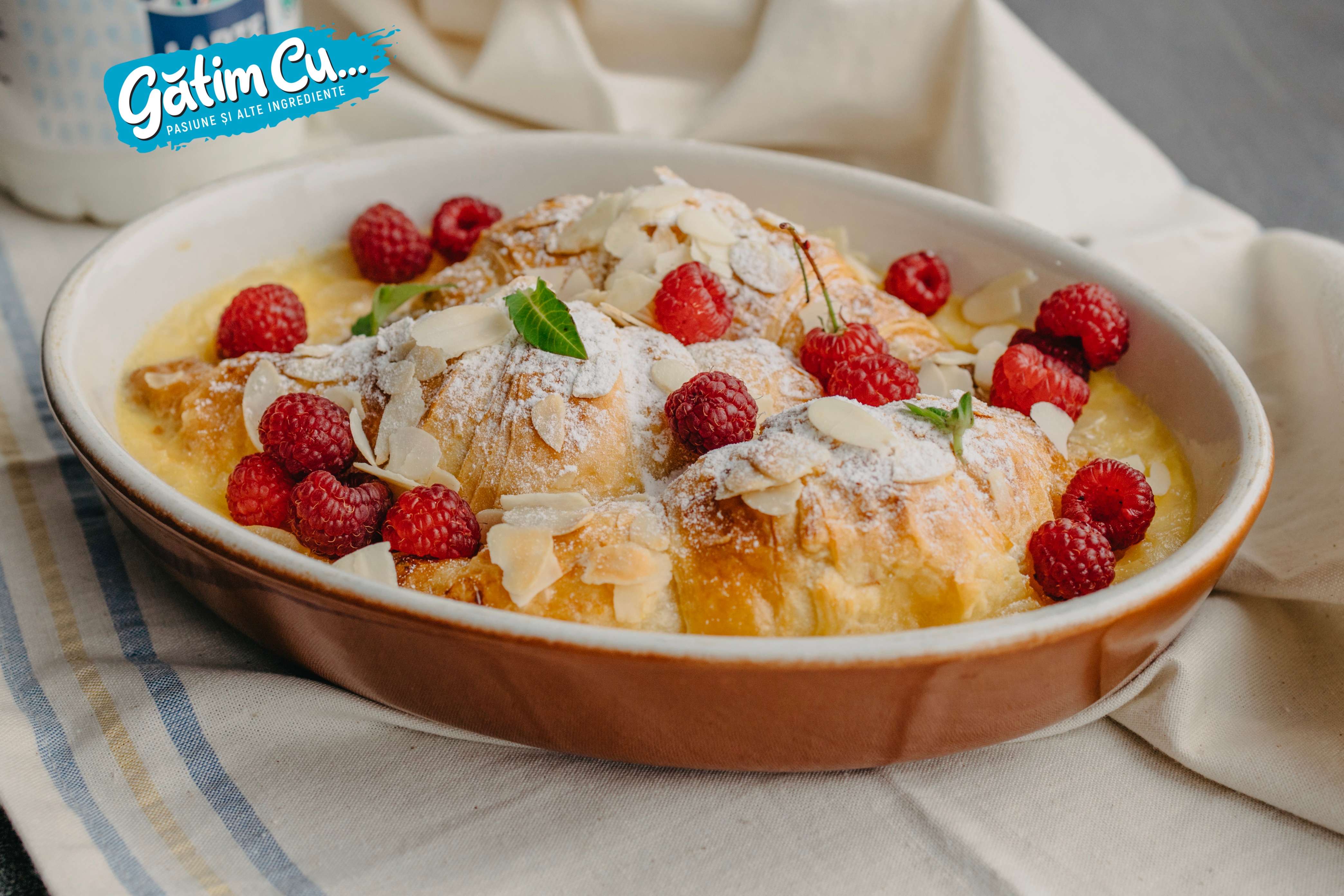 Круассаны, запеченные с молочным кремом