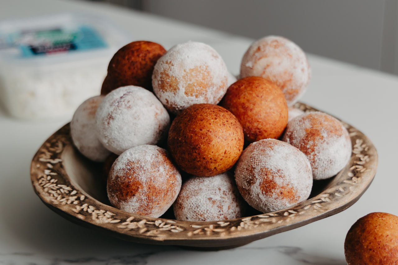 Пончики с творогом и вишней