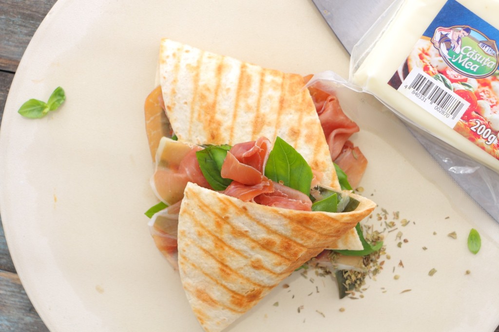 Lipie cu mozzarella, roșii coapte, șuncă și busuioc