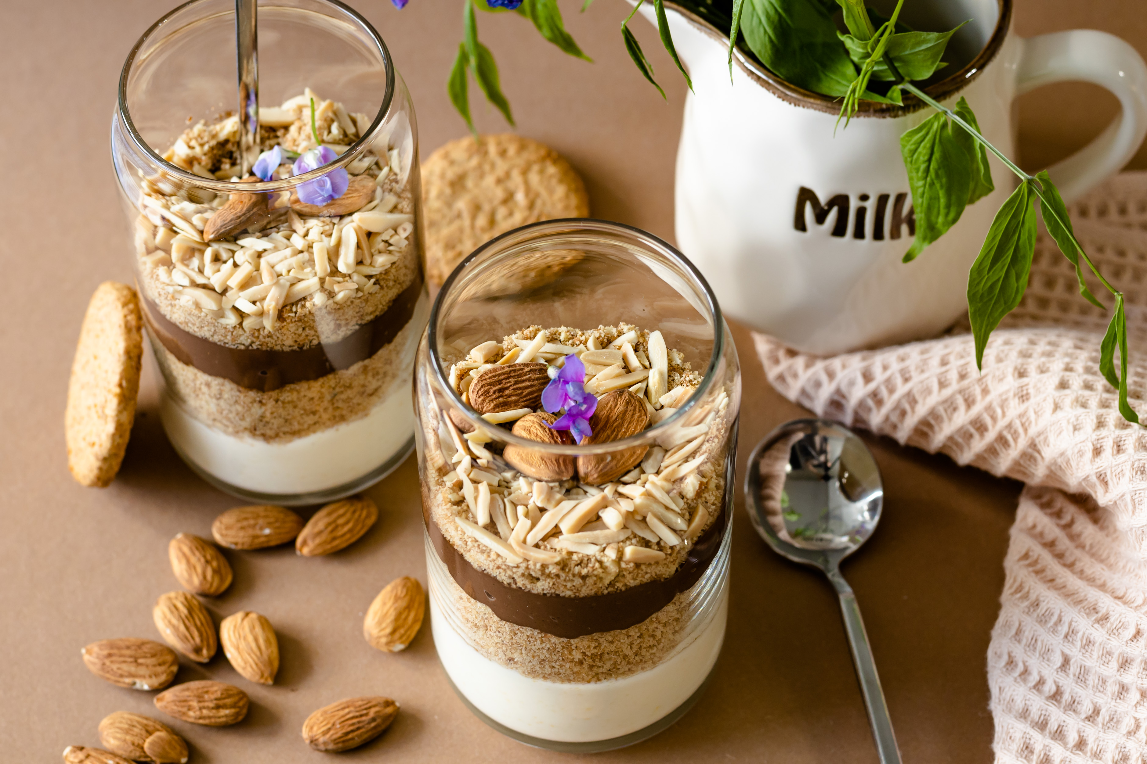 Almond mousse and biscuits