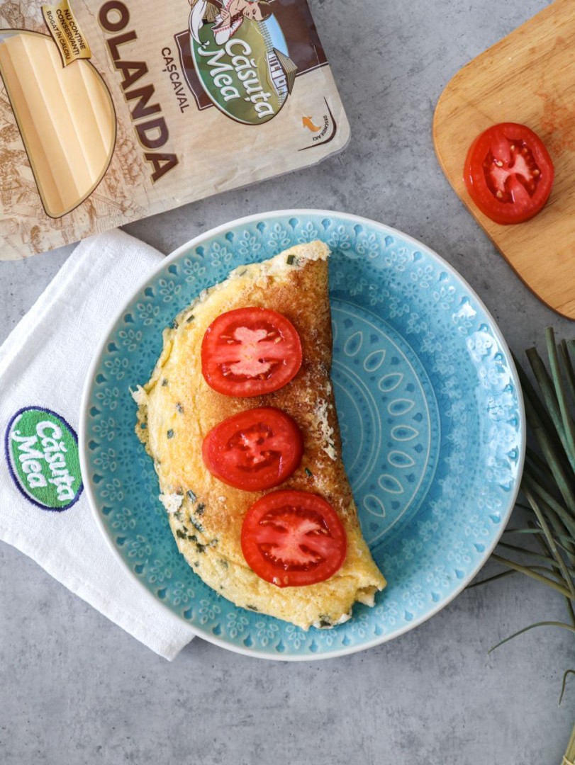Пышный омлет с сыром, зеленым луком и помидорами