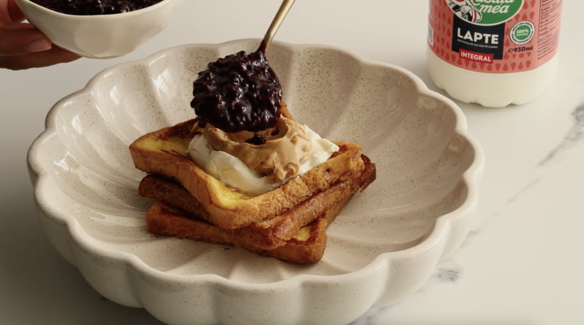 Pâine prăjită cu sos de fructe