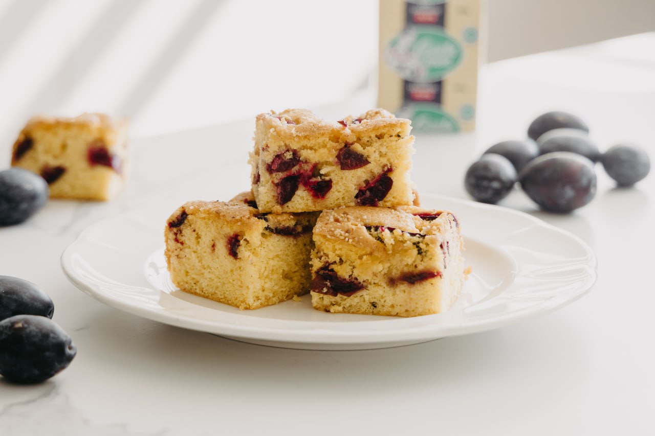 Пандиспанский пушистый с сливами и орехами