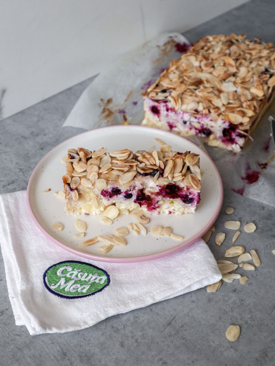 Пудинг в два слоя с творогом, белым шоколадом, смородиной и миндальными хлопьями