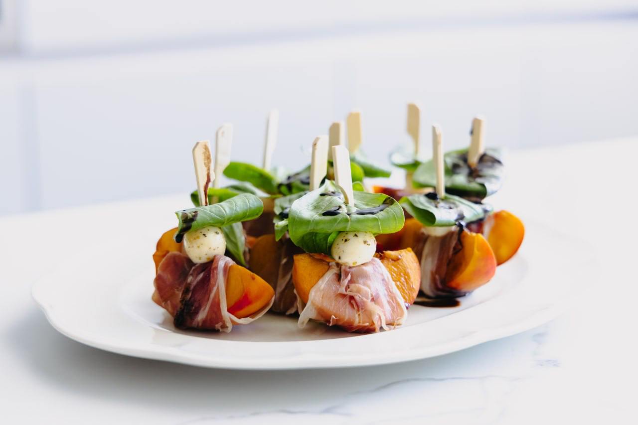 Персики с персиками, прошутто и мозареллой