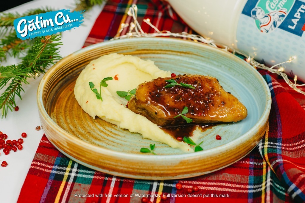 Утиная грудка подается в соусе из игристого вина