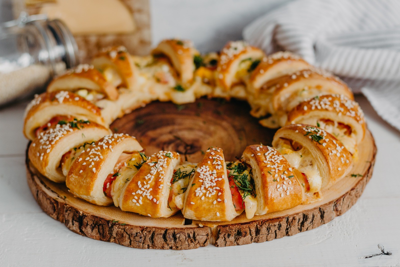 Пирог с беконом, сыром и яйцом