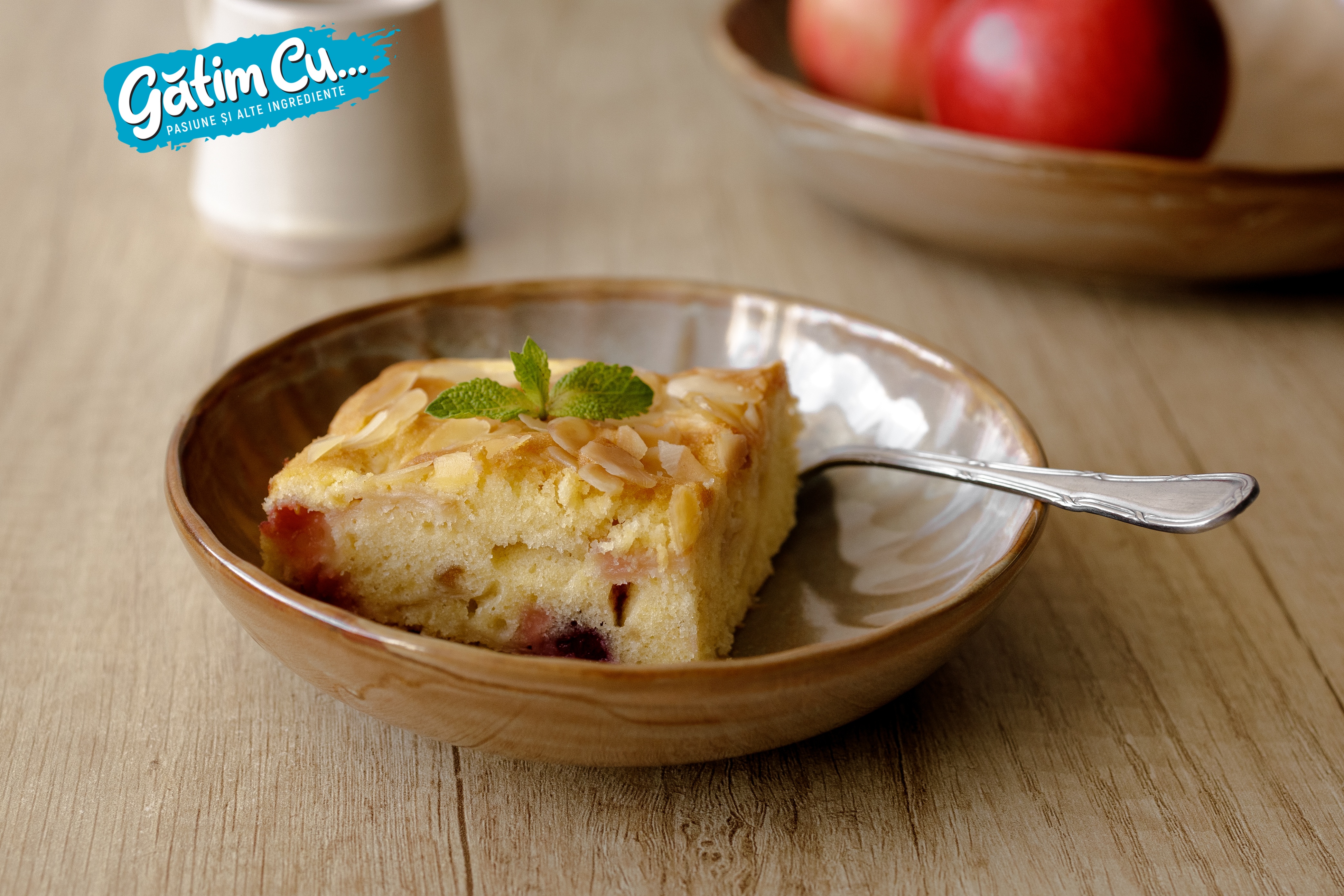 Торт с яблоками и вишни