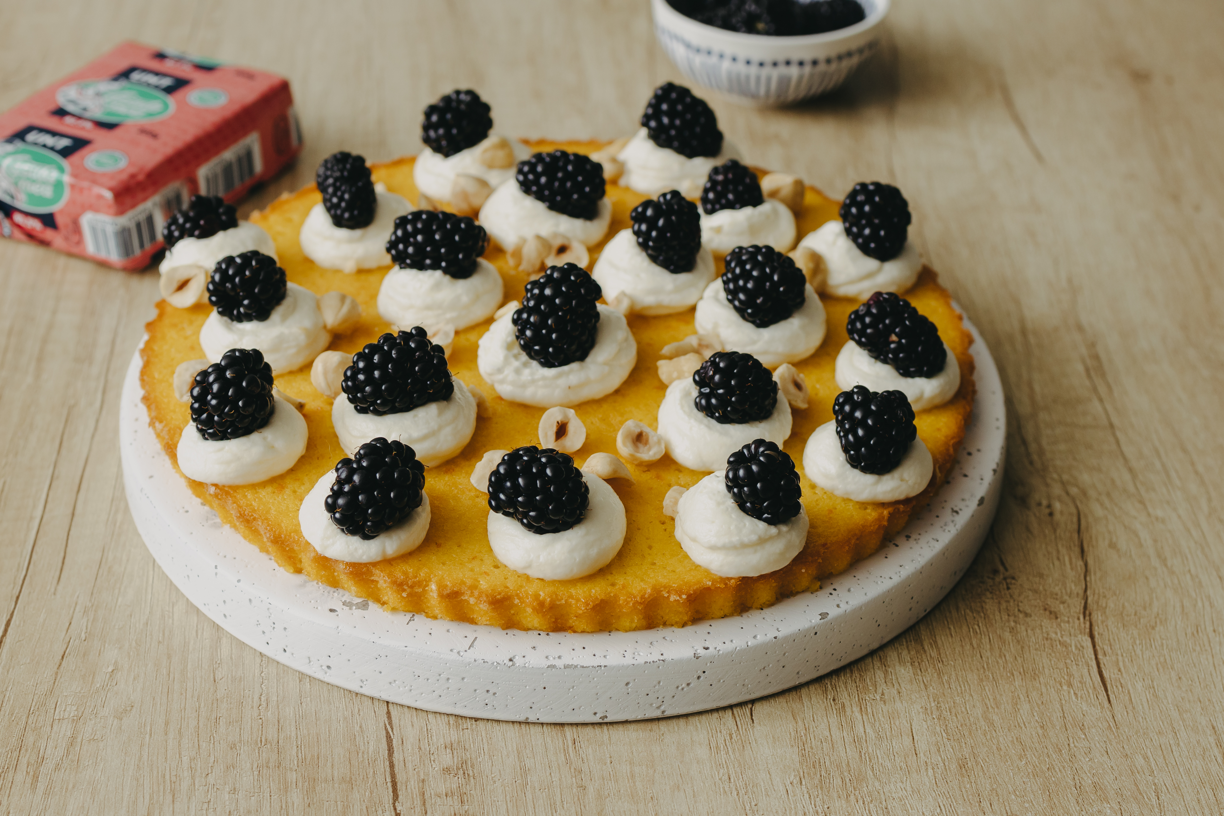 Торт с апельсином и ежевикой