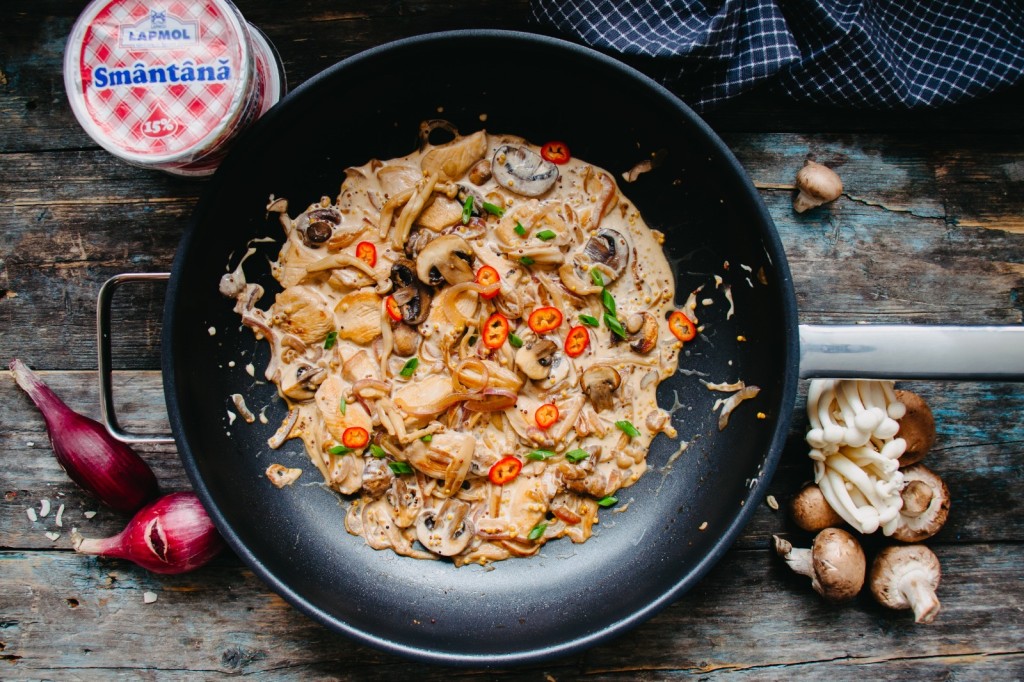 Сливочная курица с грибами и горчицей