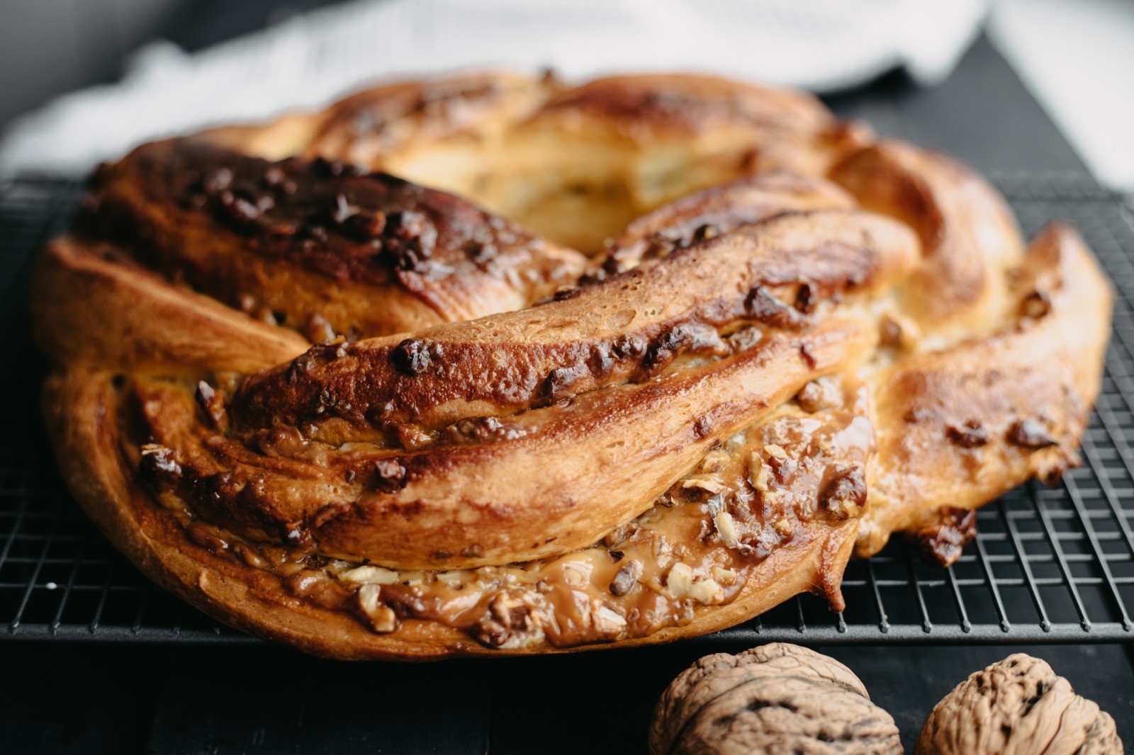 Roll with condensed milk and nuts