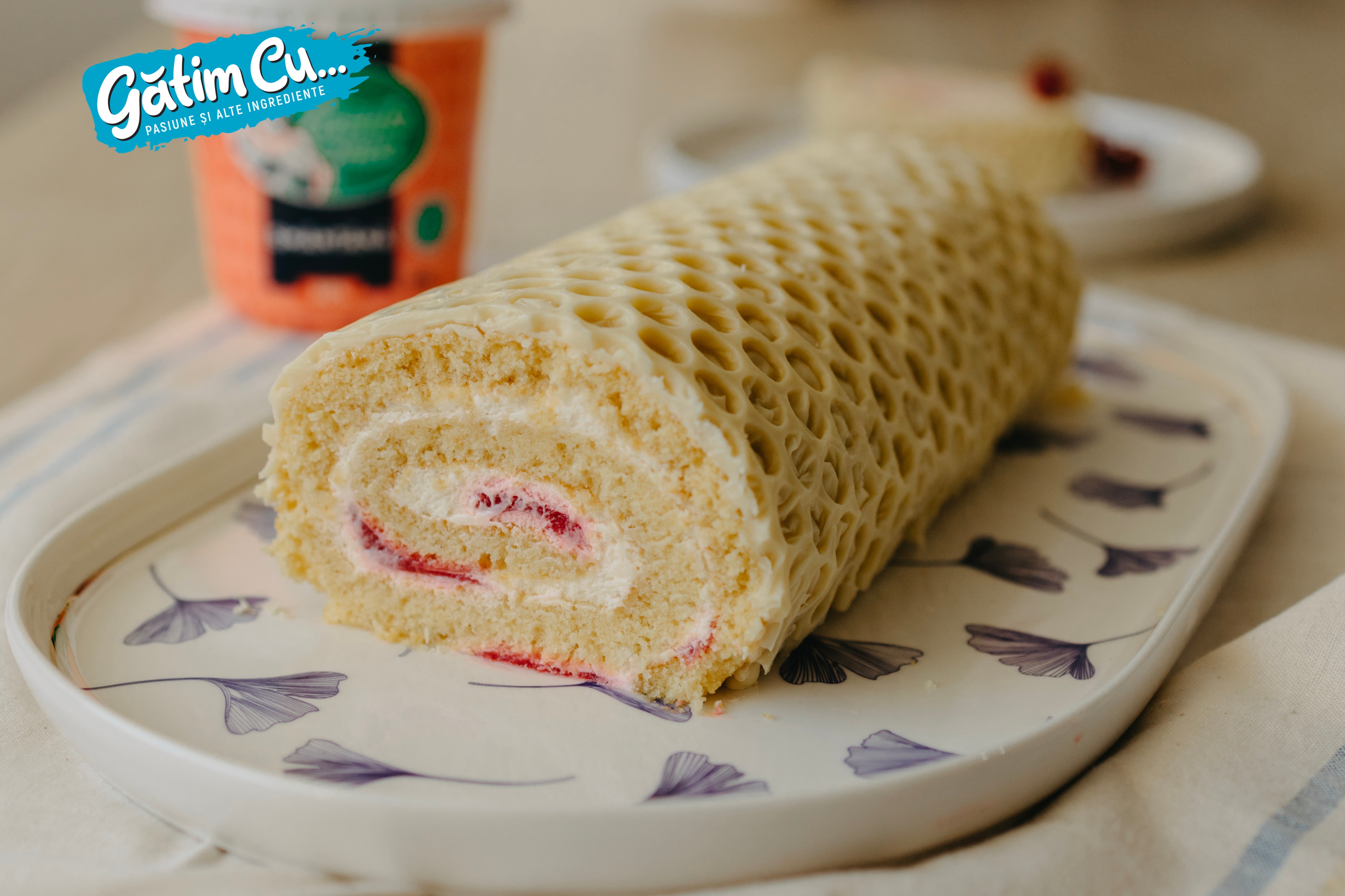 Рулет Медовик с красной смородиной