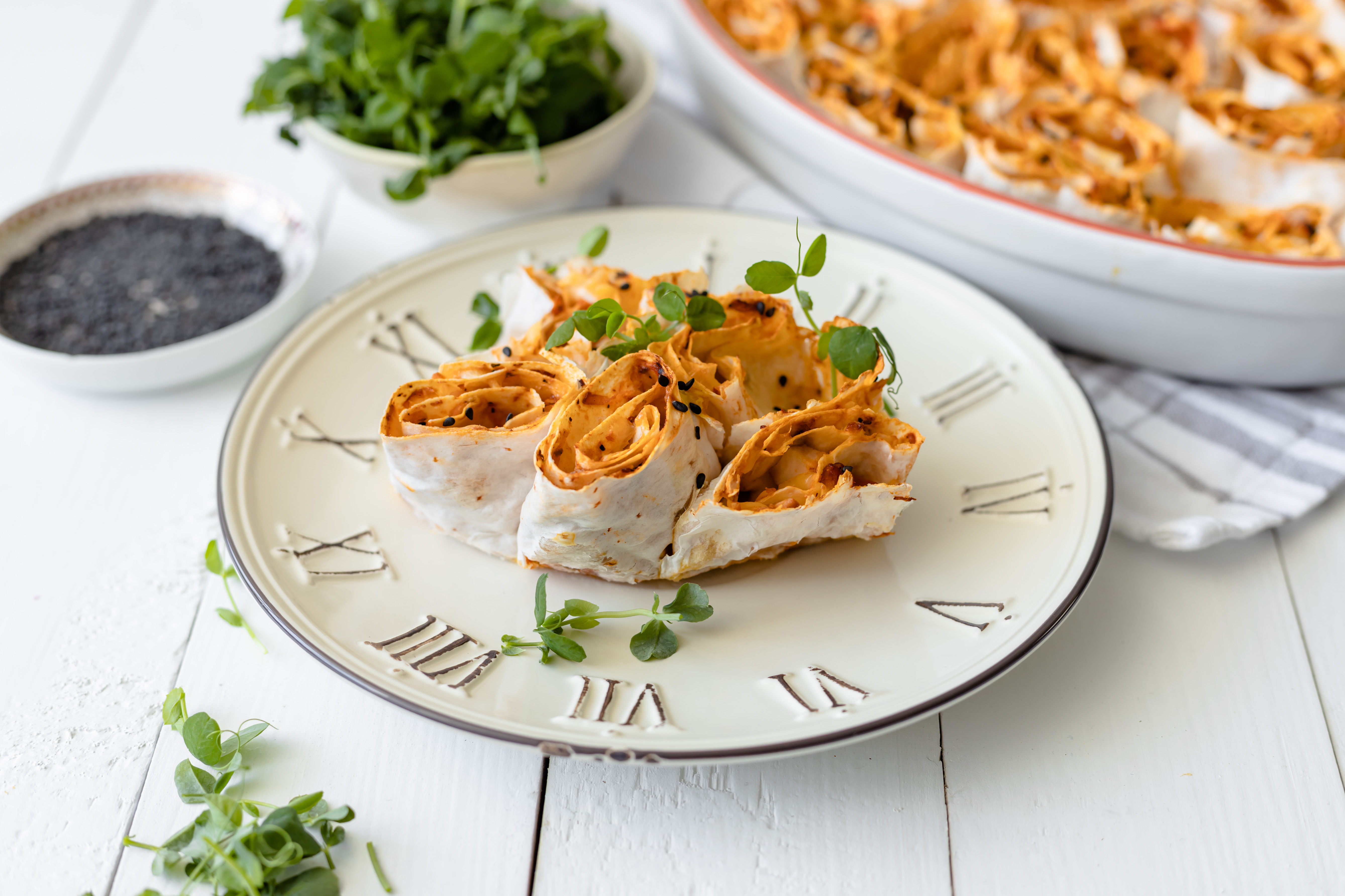 Рулетики из лаваша, сыра и копченого мяса