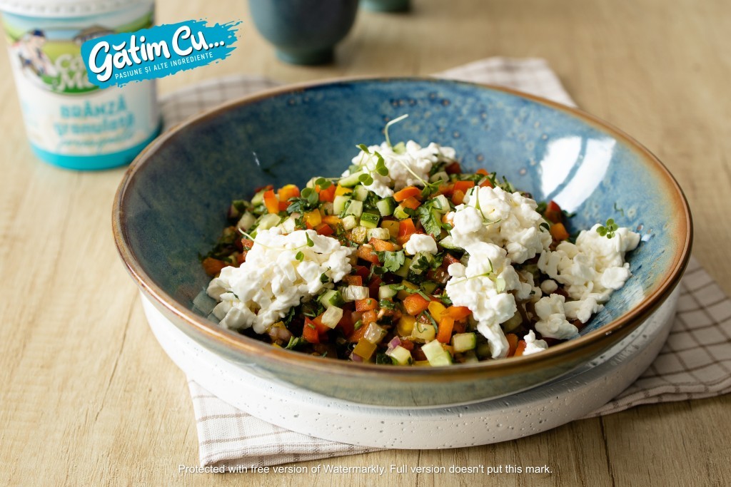 Салат с овощами и гранулированным сыром