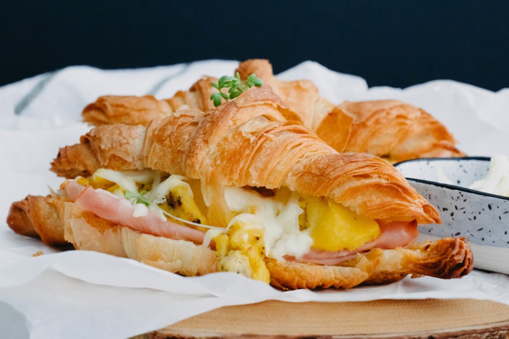 Сэндвичи с круассанами и обед у микрофона