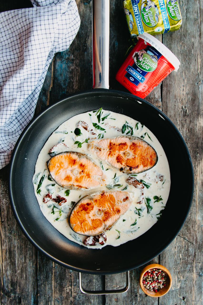 Creamy salmon with whipped tomatoes