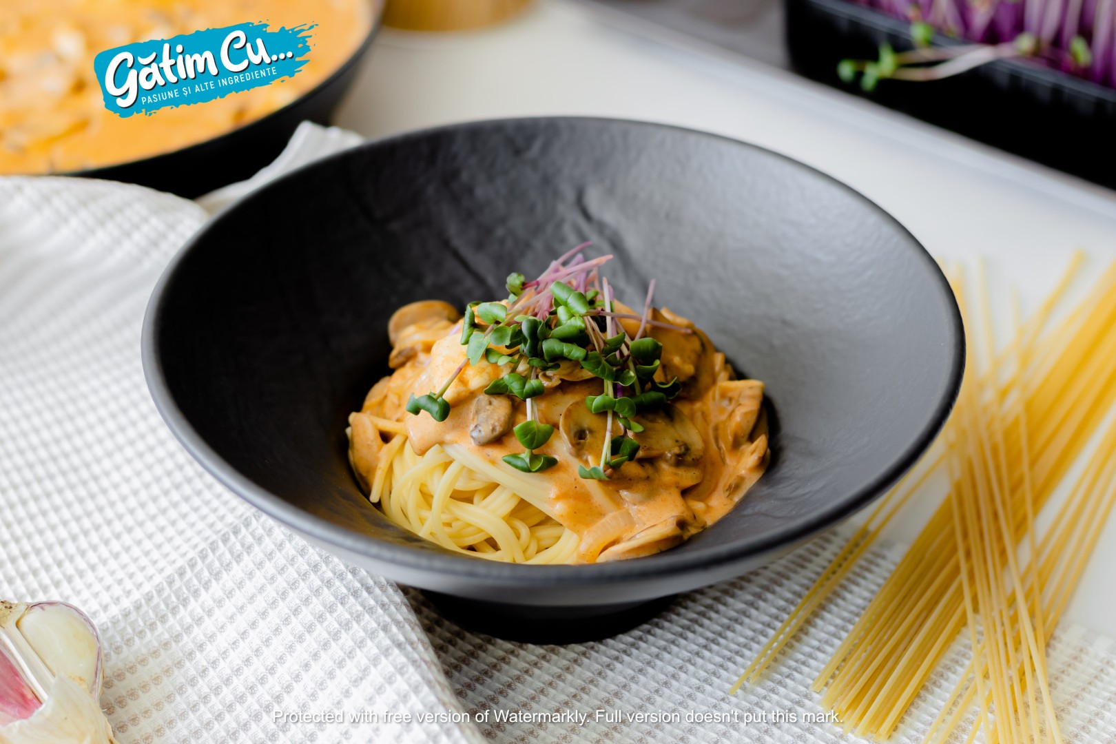 Соус с курицей и грибами