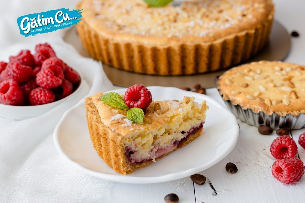 Тарт с кремом из франжипана и кедровыми орешками