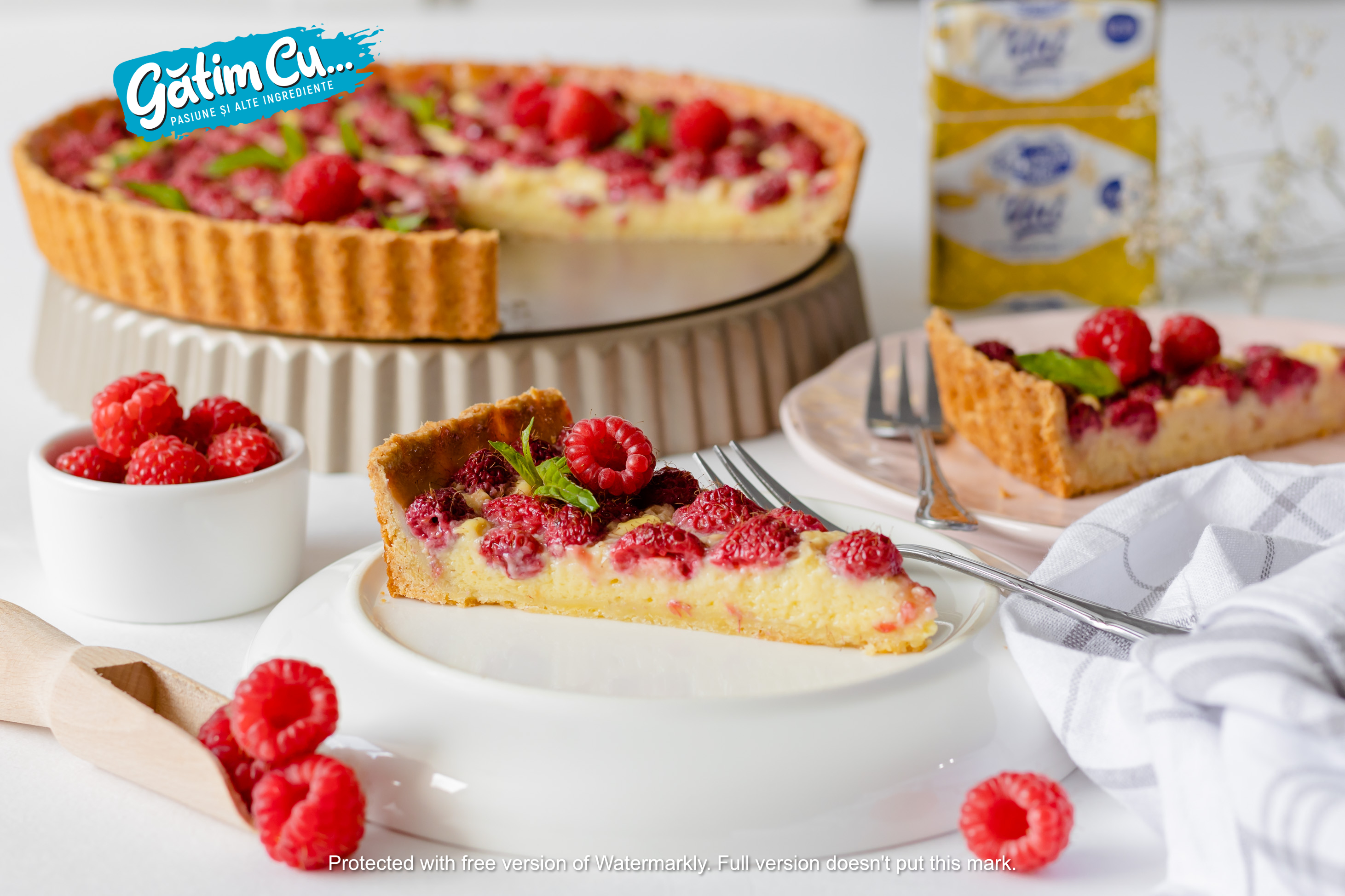 Tart with boiled cream and raspberries