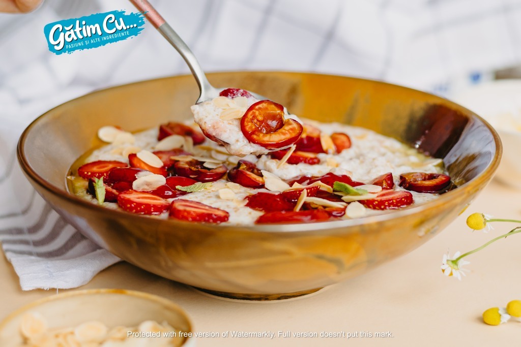 Каша с луком и фруктами