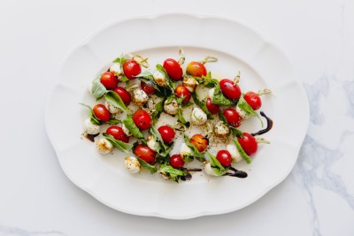 Aperitiv cu roșii cherry mozarella si busuioc