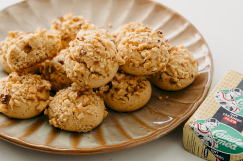 Biscuits with honey and nuts