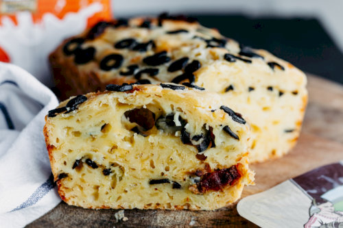 Соленый пирог с оливками и сыром