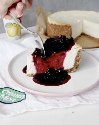 Cheesecake cu dulceață de coacăze negre