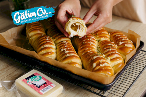 Chifle umplute cu mozzarella. Mozzarella stuffed buns recipe