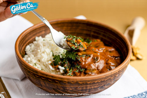 Mushrooms with onions in cream sauce with rice