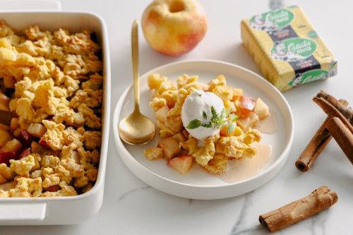 Crumble with apples and cinnamon