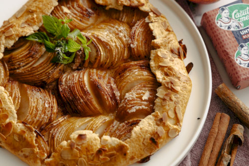 Galette with apples and cinnamon
