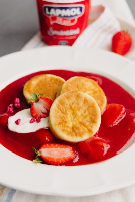 Papanași perfecți cu sos de căpșuni și smântână