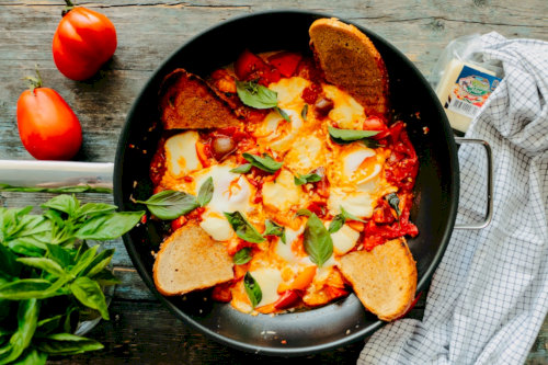Fried eggs with mozzarella