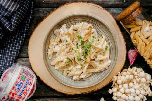 Pasta with mushrooms and garlic
