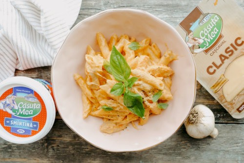 Pasta with chicken in cream sauce